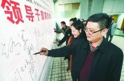 保時(shí)捷女車主一巴掌,童所長(zhǎng)被免職,被“坑”的丈夫冤不冤?